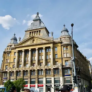 Standard By Hi5 - Anker 1 , Budapest Hungría